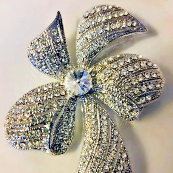 Vtg Ribbon Bow Rhinestone Pin Brooch Large Shiny Silver Tone - Picture 3 of 8